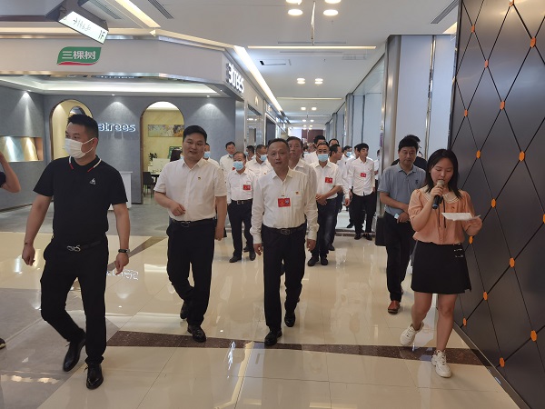 定遠(yuǎn)縣委書記鄒軍調(diào)研徽鹽地產(chǎn)定遠(yuǎn)項目紅星美凱龍商場