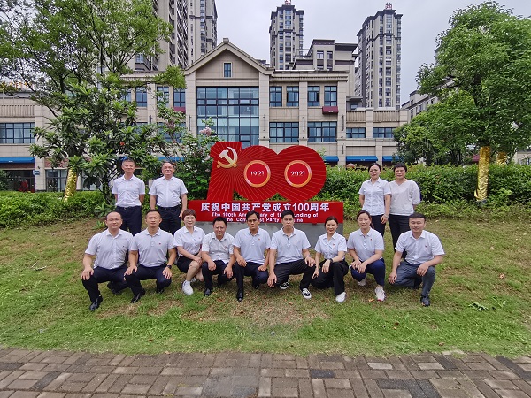 徽鹽地產(chǎn)集團(tuán)六安項目黨支部舉行重溫入黨誓詞暨新黨員宣誓活動